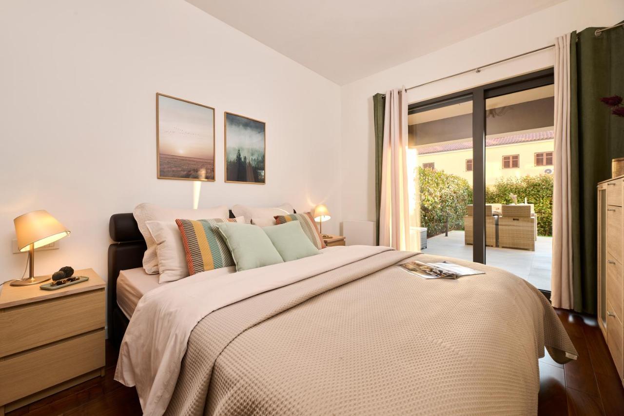 Brand New 1 Bedroom Apartment With Backyard Near The Beach! Poreč Extérieur photo